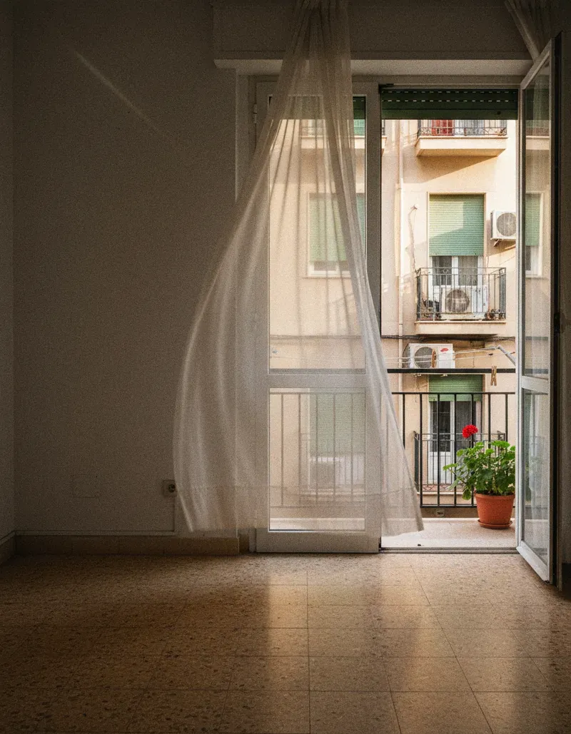 Interior de un piso con luz natural.